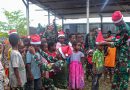 Kesatria Yonif 503 Kostrad Bagikan Topi Santa, Sambut Hari Natal Penuh Kebahagiaan