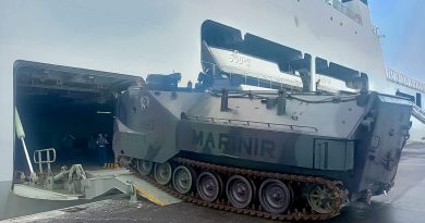 Siap Bertempur, Kendaraan Tempur Fighter Sejati Yonranratfib 2 Marinir Embarkasi Di Kapal Perang