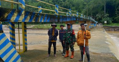 Bersama Warga Binaan, Babinsa Koramil 0801/03 Arjosari Melakukan Cek Irigasi Sawah