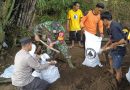 Tanggul Sungai Jebol, TNI dan Polri di Ponorogo Kerja Bakti Bersama Masyarakat