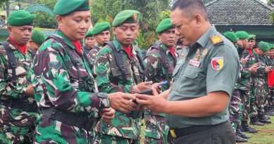 Antisipasi Judi On Line, Dandim 0801/Pacitan Cek HP Anggota