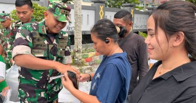 Warga Kodim 1710/Mimika Kembali Bagikan Takjil Gratis Buka Puasa Kepada Masyarakat Pengguna Jalan