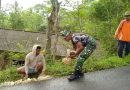 Bentuk Kepedulian, Babinsa Koramil 0801/08 Tulakan  Gotong Royong Perbaiki Jalan