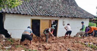 Prajurit TNI Diterjunkan Bantu Bersihkan Rumah Warga yang Tertimbun Longsor