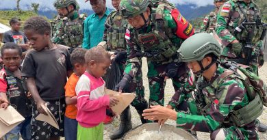 Makan Bersama dan Pemeriksaan Kesehatan Wujud Kepedulian Satgas Yonif 715/Mtl