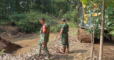 Sungai Tertutup Lima Rumpun Bambu, Anggota TNI Kodim Ponorogo Bantu Normalisasi