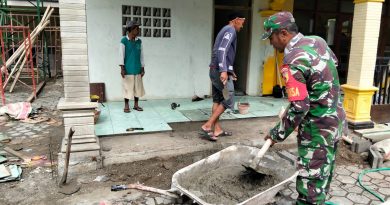 Bantu Warga, Anggota TNI Kodim Ponorogo Ikut Pasang Keramik