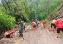 Jalan Tertutup Longsor, TNI-Polri dan BPBD Hadir Jadi Harapan Warga Trenggalek