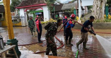 SDN dan Balai Desa Terendam Banjir di Trenggalek, TNI dan DAMKAR Sigap Bersihkan Lumpur