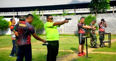 Perwira Yonranratfib 2 Mar Bersama Sintel Koarmada II Latihan Menembak Pistol