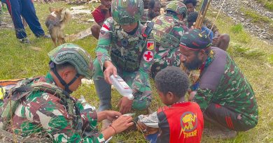 Sehat dan Ceria, Satgas Yonif 715/Mtl Melayani Masyarakat Dengan Hati