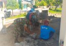 Aktif di Desa Binaan, Babinsa Kodim Ponorogo Bantu Warga Pasang Paving