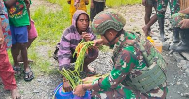 Peduli Perekonomian Masyarakat, Satgas Yonif 715/Mtl Borong Hasil Bumi Mama Papua