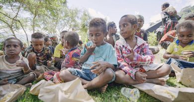 Jumat Berkah, Satgas Yonif 715/Mtl Ajak Masyarakat Kp.Tinolok Makan Bersama