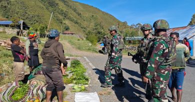 Semangat Bangkitkan Perekonomian Puncak Jaya, Satgas Yonif 715/Mtl Berkeliling Borong Hasil Bumi Masyarakat