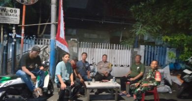 Babinsa Koramil 02/Sawah Besar Laksanakan Patroli serta Pos Kamling Bersama Tiga Pilar dan Komponen Masyarakat