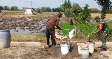 Jamin Ketersediaan Air, Babinsa Kodim Ponorogo Bantu Warga Bangun Saluran Irigasi