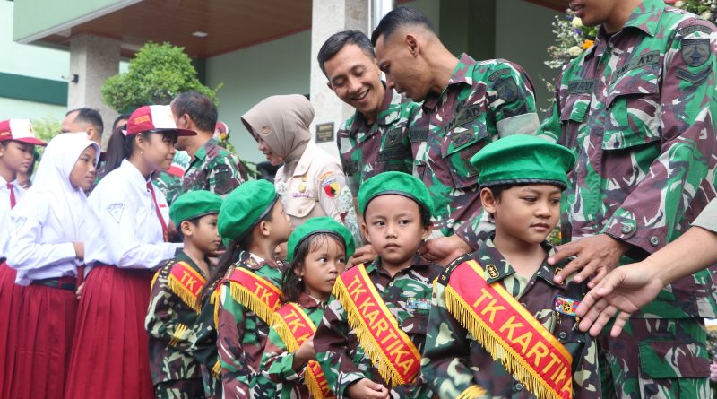 Ratusan Pelajar Datangi Makodim Tulungagung, Ucapkan Selamat HUT ke-80 TNI
