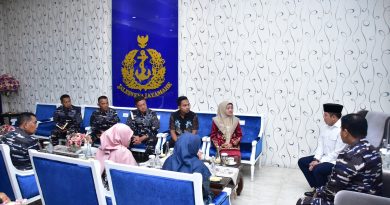 Pangkormar Dampingi Kasal dan Seskab Serahkan Santunan Presiden Kepada Keluarga Prajurit yang Gugur Jelang HUT TNI KE-80