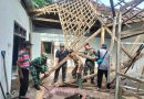 Atap Rumah Milik Warga Roboh, TNI Polri di Ponorogo Bantu Atasi