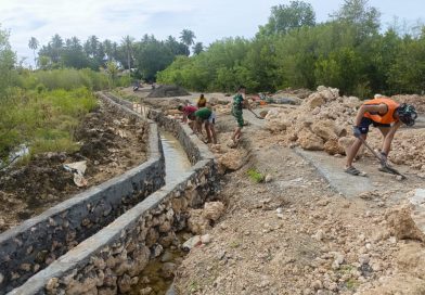 Personel TMMD Ke-127 Kodim 1514/Morotai Lanjutkan Pembuatan Drainase di Desa Gotalamo Personel TMMD Ke-127 Kodim 1514/Morotai Lanjutkan Pembuatan Drainase di Desa Gotalamo