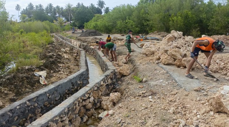 Personel TMMD Ke-127 Kodim 1514/Morotai Lanjutkan Pembuatan Drainase di Desa Gotalamo Personel TMMD Ke-127 Kodim 1514/Morotai Lanjutkan Pembuatan Drainase di Desa Gotalamo