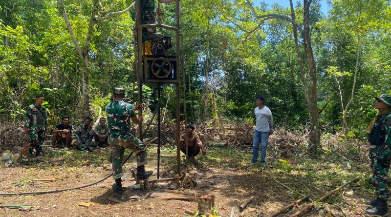 Personel TMMD Lanjutkan Pengeboran Sumur Bor di Desa Maba Personel TMMD Lanjutkan Pengeboran Sumur Bor di Desa Maba