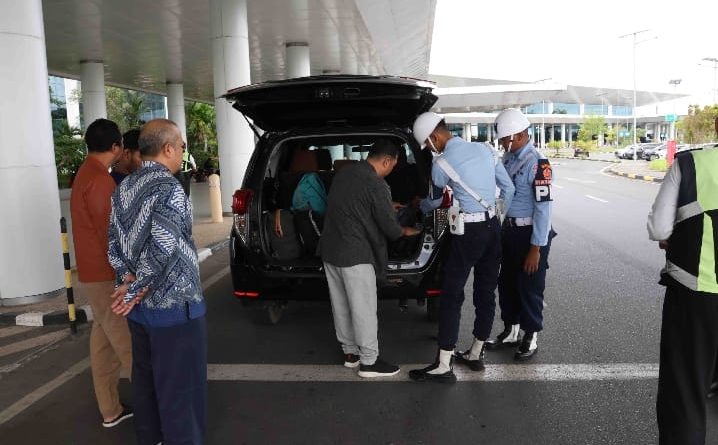 Satpom Lanud Sjamsudin Noor Gelar Operasi Gaktib Gabungan, Perketat Pengawasan Kendaraan di Bandara Internasional Satpom Lanud Sjamsudin Noor Gelar Operasi Gaktib Gabungan, Perketat Pengawasan Kendaraan di Bandara Internasional