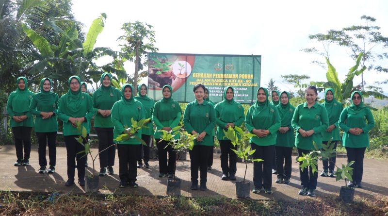 Persit KCK Cabang XXI Dim 0807 Tanam Pohon, Dorong Ketahanan Pangan dan Pelestarian Lingkungan