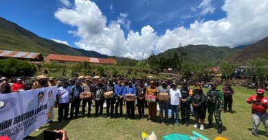 TNI-Polri Kawal Ketat Penyaluran Bantuan Pengungsi Kampung Kembru di Puncak Jaya