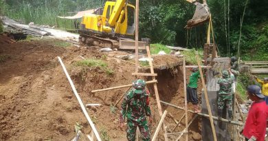 Gotong Royong Warga dan TNI Percepat Pembangunan Jembatan Garuda di Pagerwojo