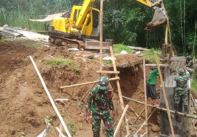 Gotong Royong Warga dan TNI Percepat Pembangunan Jembatan Garuda di Pagerwojo