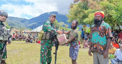 Kodim 1714/Puncak Jaya Peduli Pengungsi dan Salurkan Bantuan Kemanusiaan di Kampung Tirineri