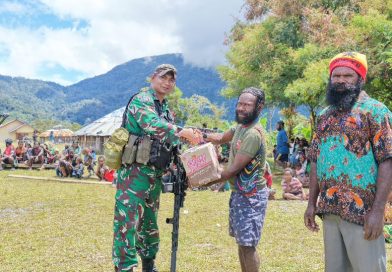 Kodim 1714/Puncak Jaya Peduli Pengungsi dan Salurkan Bantuan Kemanusiaan di Kampung Tirineri