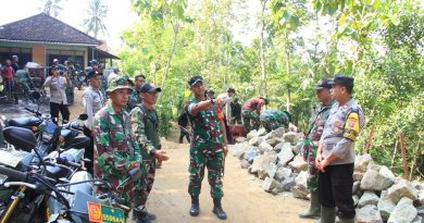 Cegah Longsor, Satgas Perkuat Bangunan Tanggul Penahan Jalan