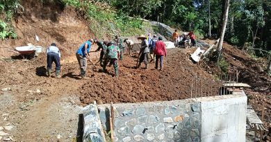 TNI Bersama Warga Gotong Royong Timbun Abutment Jembatan Garuda Desa Samar