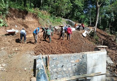 TNI Bersama Warga Gotong Royong Timbun Abutment Jembatan Garuda Desa Samar