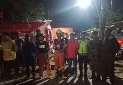 Sinergitas TNI-Polri dan Damkar Trenggalek Padamkan Kebakaran Kandang Sapi di Durenan