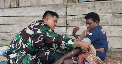 Senyum Bahagia Ibu Modesta Akarepia, Dapat Layanan Kesehatan dari Satgas TMMD Kodim 1710/Mimika