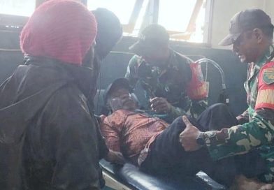 TNI bersama Stakholder Terkait Evakuasi dan Beri Pelayanan Kesehatan Warga Korban Pembakaran Honai Oleh KKB