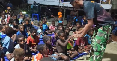Nonton Bareng Film Edukasi, Satgas TMMD Bagikan Makanan Bergizi kepada Anak-Anak Kampung Keakwa