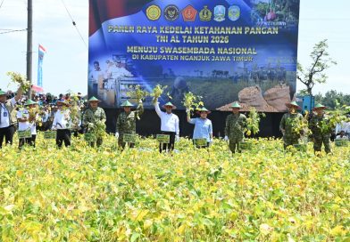 Panglima TNI Bersama Menteri Pertanian Panen Raya Kedelai Ketahanan Pangan TNI AL