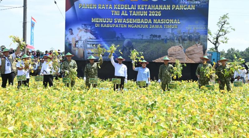 Panglima TNI Bersama Menteri Pertanian Panen Raya Kedelai Ketahanan Pangan TNI AL