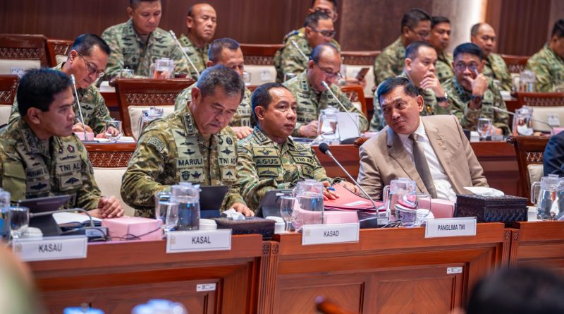 Panglima TNI Hadiri Raker Bersama Komisi I DPR RI Bahas Dinamika Geopolitik dan Misi Perdamaian Dunia Panglima TNI Hadiri Raker Bersama Komisi I DPR RI Bahas Dinamika Geopolitik dan Misi Perdamaian Dunia