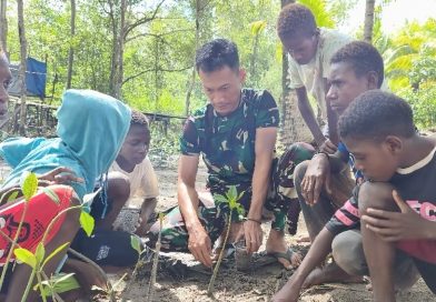 Satgas TMMD Kodim 1710/Mimika Tanamkan Kepedulian Lingkungan Lewat Penanaman Mangrove Bersama Anak-Anak Satgas TMMD Kodim 1710/Mimika Tanamkan Kepedulian Lingkungan Lewat Penanaman Mangrove Bersama Anak-Anak