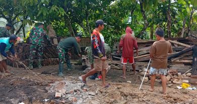 Gotong Royong TNI dan Warga Warnai Renovasi Rumah Mbah Giyem di Trenggalek