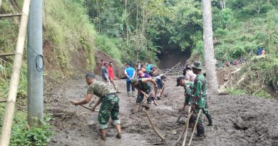 Longsor dan Banjir Terjang Balong, TNI-Polri dan Warga Bangun Jembatan Darurat