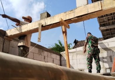 Babinsa Tertek Dampingi Pemasangan Bata Ringan dan Blandar Atap Rumah Warga Babinsa Tertek Dampingi Pemasangan Bata Ringan dan Blandar Atap Rumah Warga
