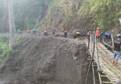 Bencana Tanah Longsor dan Banjir, TNI – Polri dan Masyarakat Bangun Jembatan Darurat Bencana Tanah Longsor dan Banjir, TNI – Polri dan Masyarakat Bangun Jembatan Darurat