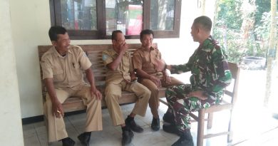 Jalin Silaturahmi Pererat Kedekatan, Babinsa Kodim Ponorogo Komsos Dengan Aparat Desa